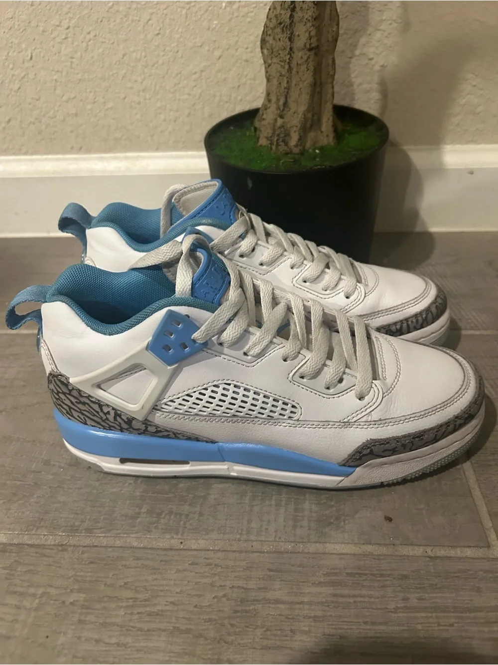 Jordan Men's White and Light Blue Retro Sneakers